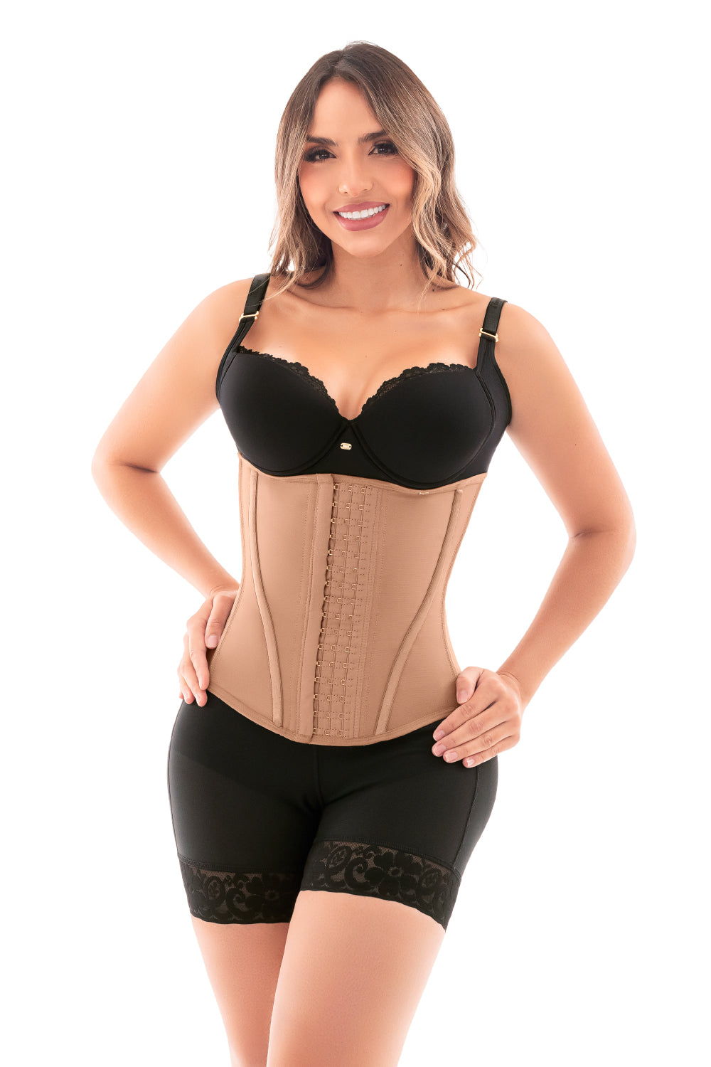 - Cinturilla SMI2027 con efecto reloj de arena y ajuste de 4 niveles
- Vista frontal de cinturilla moldeadora con doble refuerzo y varillas
- Detalle de placa decorativa y costuras reforzadas en la SMI2027