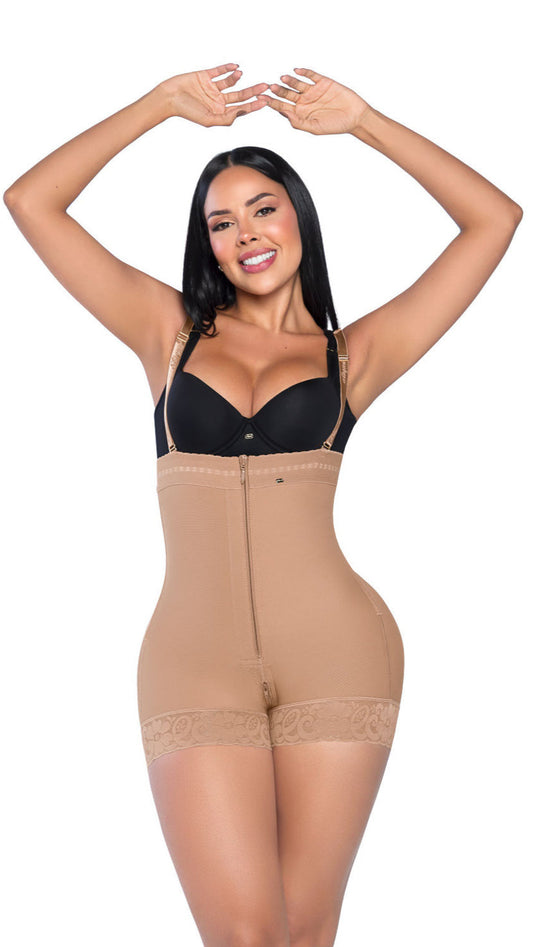- Faja Ultrainvisible SMI7151 strapless con cierre frontal y soporte lateral
- Vista posterior de la faja SMI7151 con realce natural de glúteos
- Detalle de cierre perineal y tanga Ultrainvisible incluida SMI7151