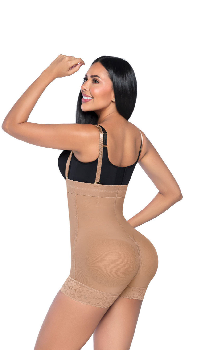 - Faja Ultrainvisible SMI7151 strapless con cierre frontal y soporte lateral
- Vista posterior de la faja SMI7151 con realce natural de glúteos
- Detalle de cierre perineal y tanga Ultrainvisible incluida SMI7151