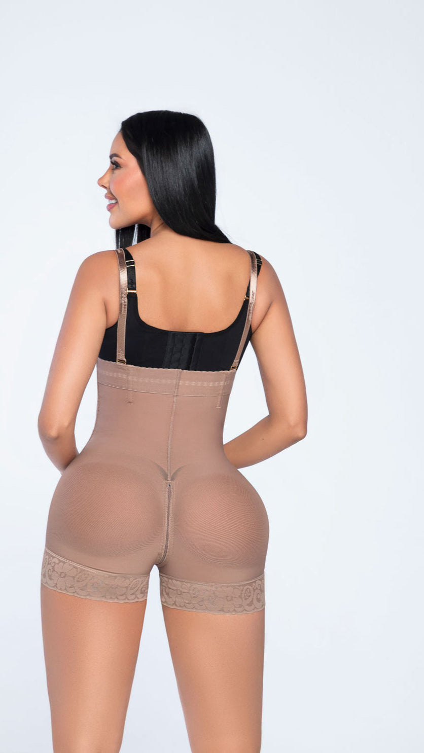 - Faja Ultrainvisible SMI7151 strapless con cierre frontal y soporte lateral
- Vista posterior de la faja SMI7151 con realce natural de glúteos
- Detalle de cierre perineal y tanga Ultrainvisible incluida SMI7151