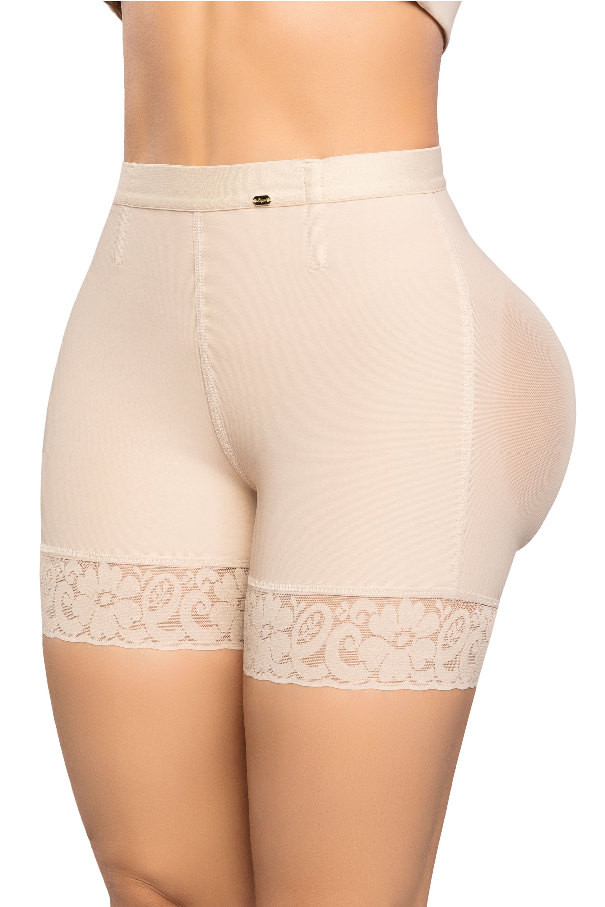 - Panty Ultrainvisible SMI4000 ATRACTIVA con encaje y control abdominal
- Vista posterior de panty moldeador con realce natural y efecto redondeado
- Detalle de encaje funcional y ajuste invisible del SMI4000