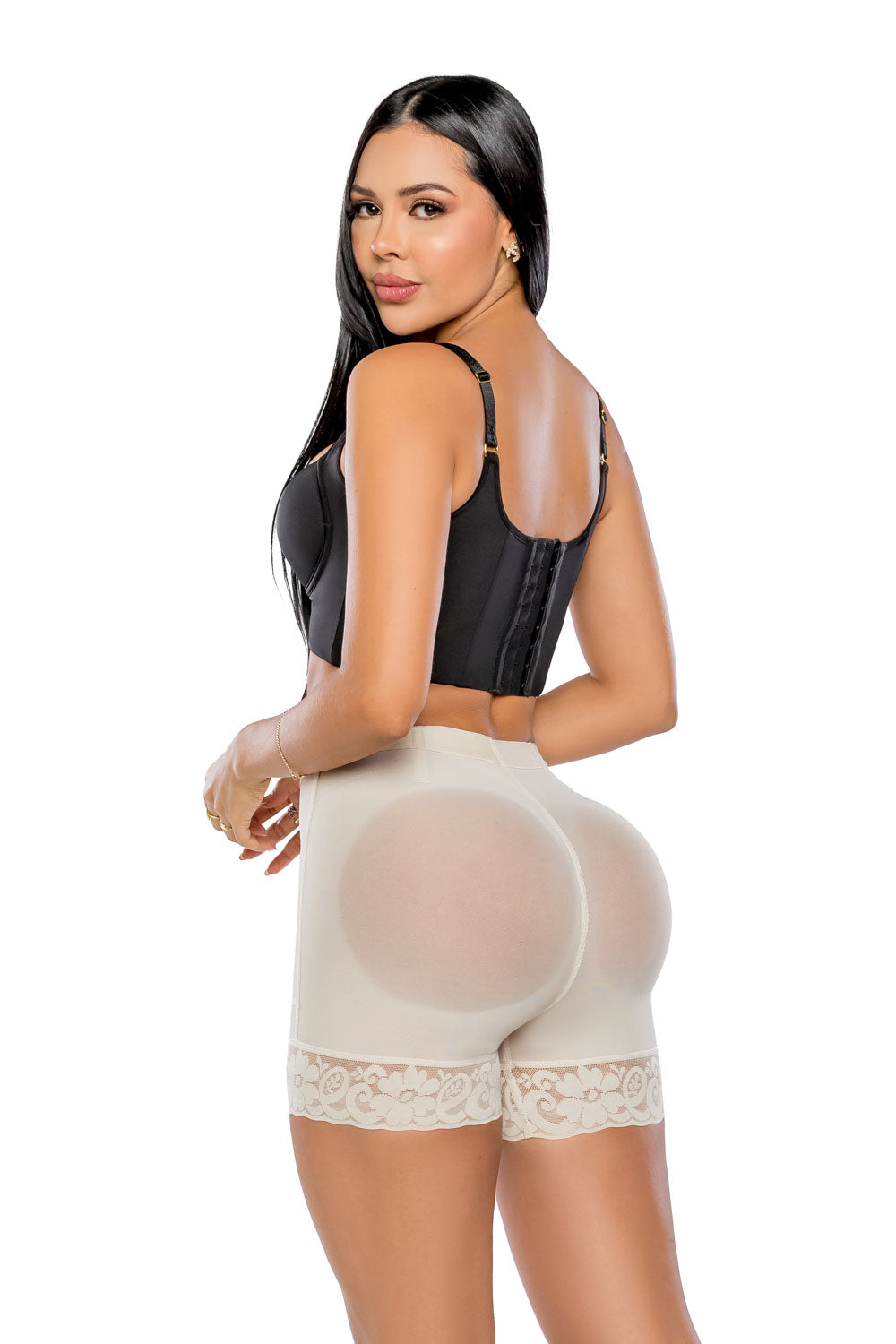 - Panty Ultrainvisible SMI4000 ATRACTIVA con encaje y control abdominal
- Vista posterior de panty moldeador con realce natural y efecto redondeado
- Detalle de encaje funcional y ajuste invisible del SMI4000