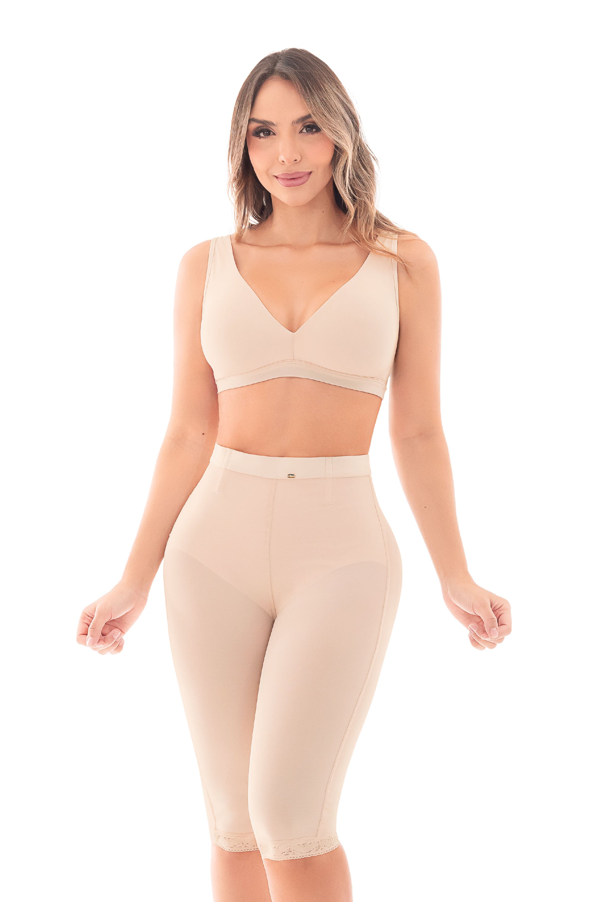 - Panty largo SMI04002 Ultrainvisible con realce natural
- Vista posterior del panty SMI04002 sin costuras en glúteos
- Detalle de encaje en piernas y control de muslos del panty SMI04002