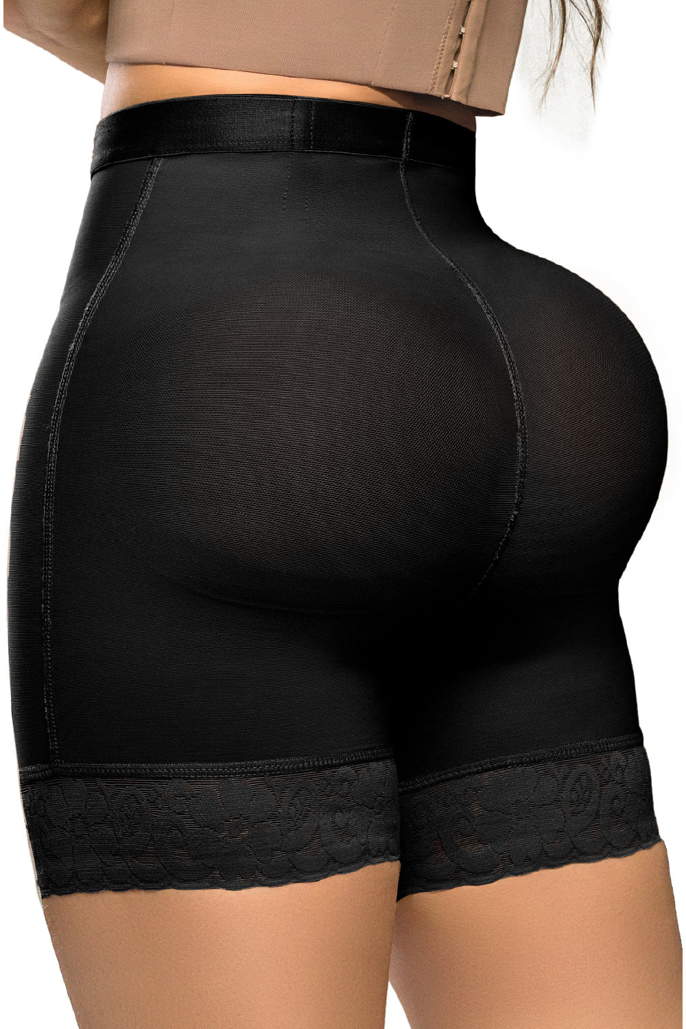 - Panty SMI04024 Ultrainvisible con triple realce y talle medio
- Vista posterior del panty moldeador media pierna SMI04024
- Detalle de encaje en piernas y compresión abdominal del SMI04024