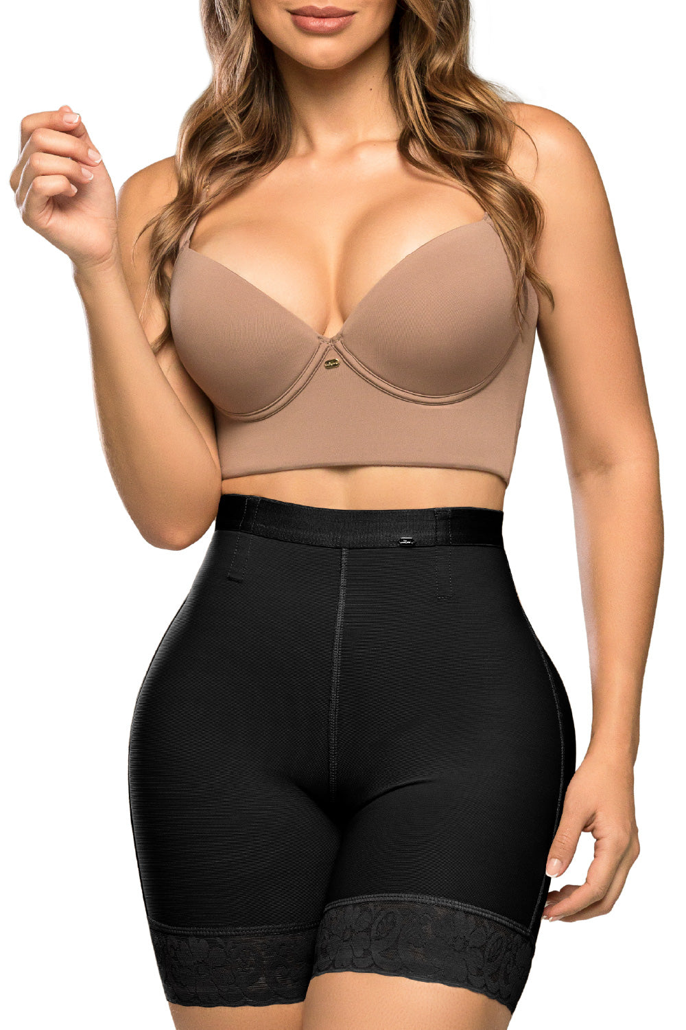 - Panty SMI04024 Ultrainvisible con triple realce y talle medio
- Vista posterior del panty moldeador media pierna SMI04024
- Detalle de encaje en piernas y compresión abdominal del SMI04024