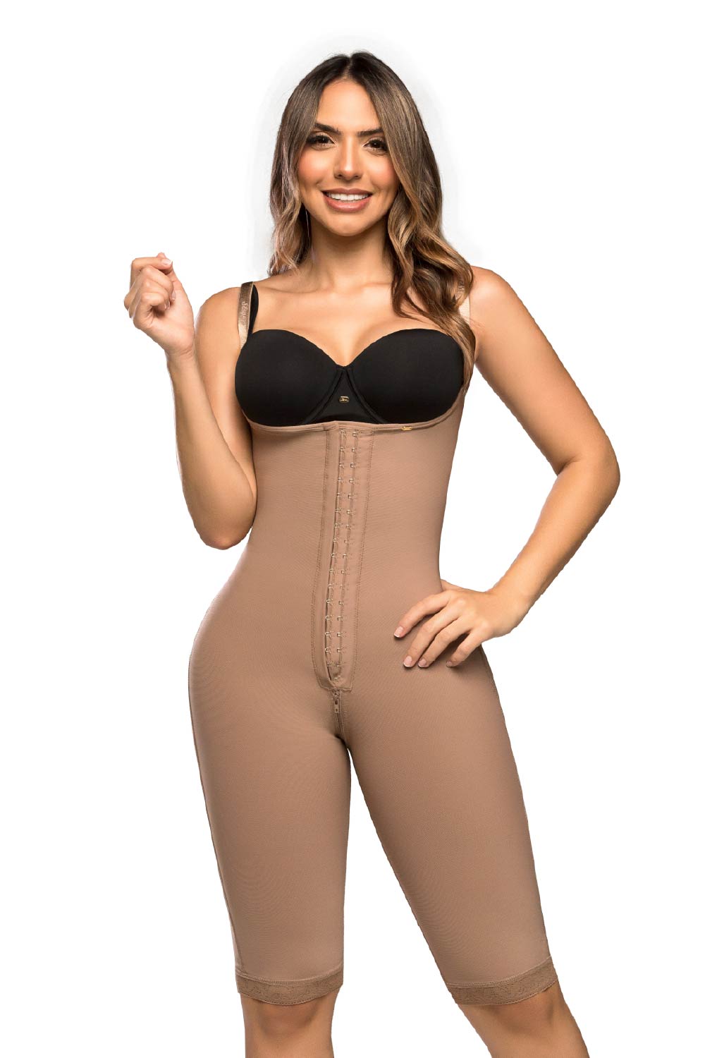 - Faja SMI7155 DUQUESA con triple lifting y soporte lateral removible
- Vista lateral y posterior de la faja hasta la rodilla con tirantes ajustables
- Detalle del diseño sin costuras y panty incluido en la SMI7155