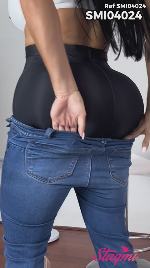 - Panty SMI04024 Ultrainvisible con triple realce y talle medio
- Vista posterior del panty moldeador media pierna SMI04024
- Detalle de encaje en piernas y compresión abdominal del SMI04024