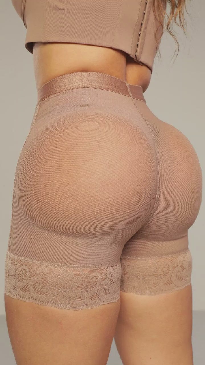 - Panty Ultrainvisible SMI4000 ATRACTIVA con encaje y control abdominal
- Vista posterior de panty moldeador con realce natural y efecto redondeado
- Detalle de encaje funcional y ajuste invisible del SMI4000