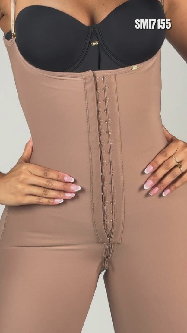 - Faja SMI7155 DUQUESA con triple lifting y soporte lateral removible
- Vista lateral y posterior de la faja hasta la rodilla con tirantes ajustables
- Detalle del diseño sin costuras y panty incluido en la SMI7155