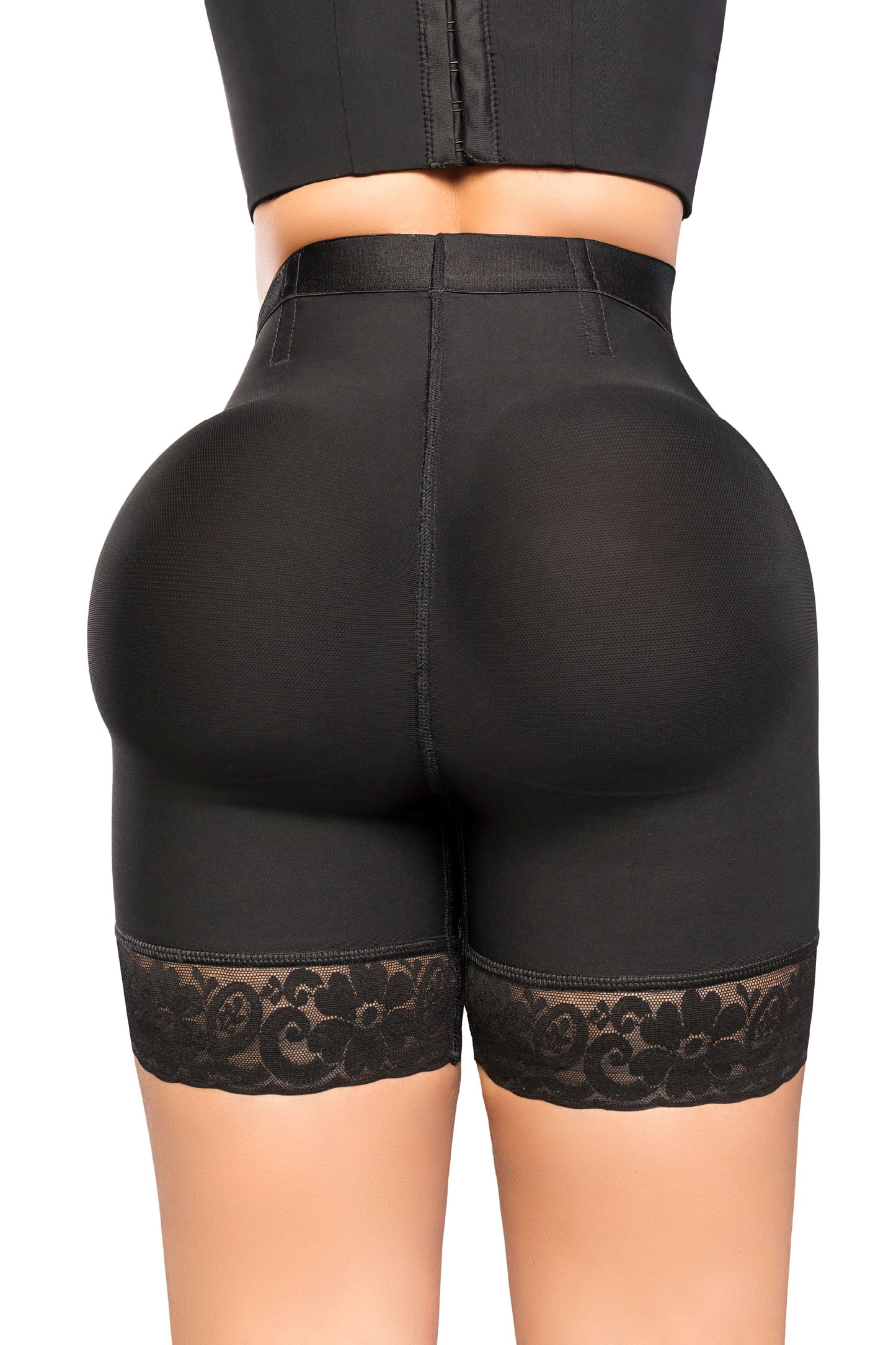 - Panty SMI04024 Ultrainvisible con triple realce y talle medio
- Vista posterior del panty moldeador media pierna SMI04024
- Detalle de encaje en piernas y compresión abdominal del SMI04024