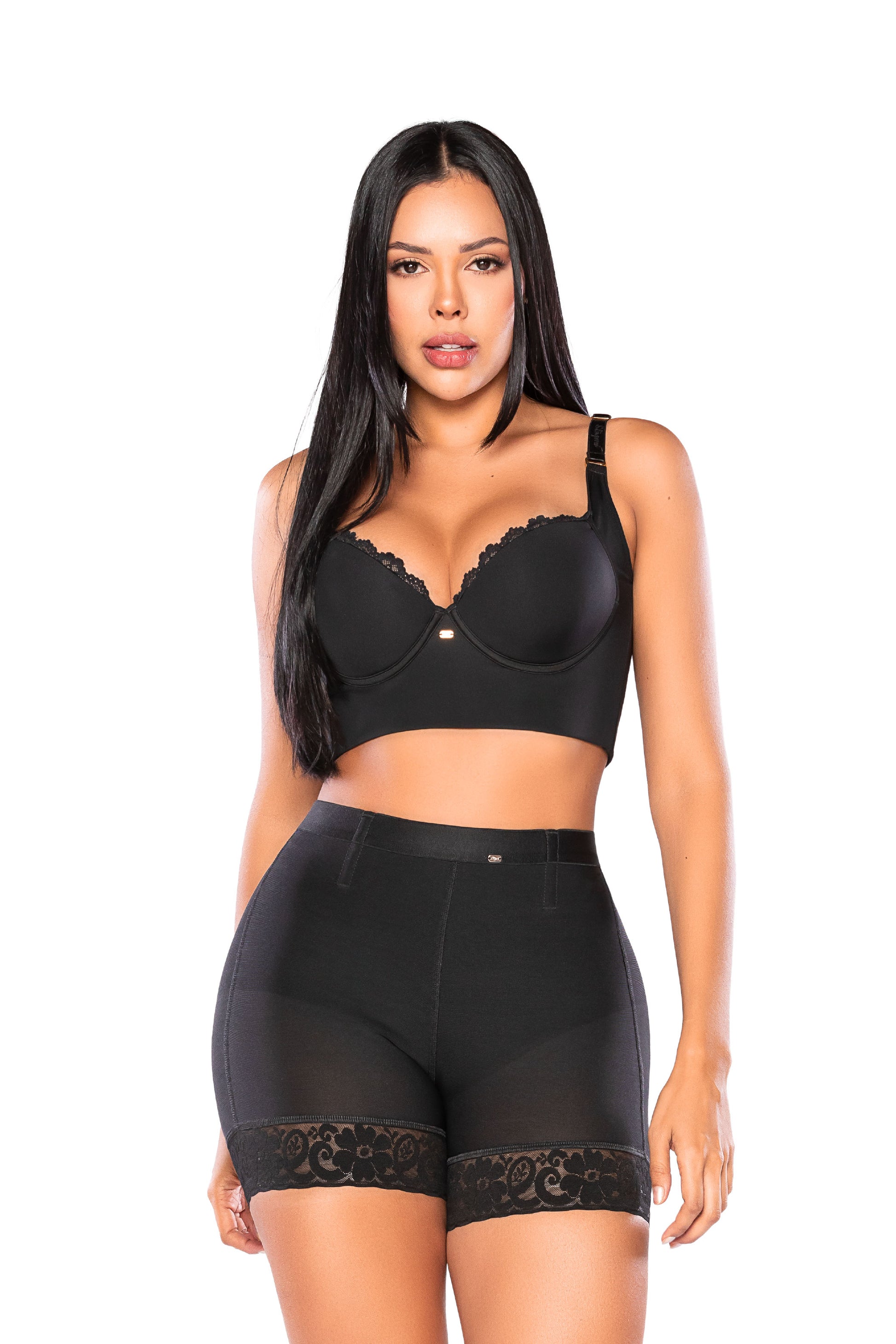 - Panty Ultrainvisible SMI4000 ATRACTIVA con encaje y control abdominal
- Vista posterior de panty moldeador con realce natural y efecto redondeado
- Detalle de encaje funcional y ajuste invisible del SMI4000