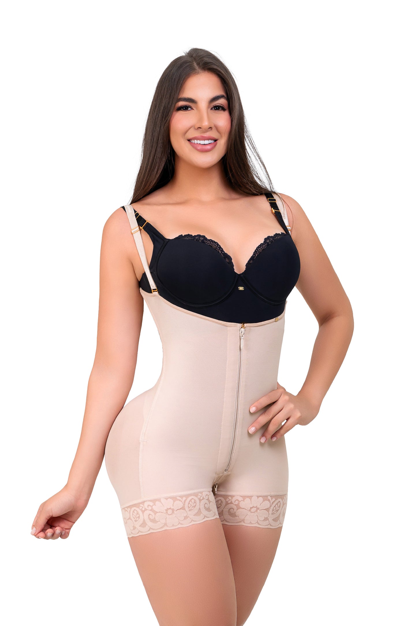 - Faja corta SMI7086 LA PROVOCATIVA con cierre frontal y realce natural
- Vista posterior de faja SMI7086 con encaje siliconado y soporte lateral
- Detalle del sistema de broches y panty Ultrainvisible incluido en SMI7086