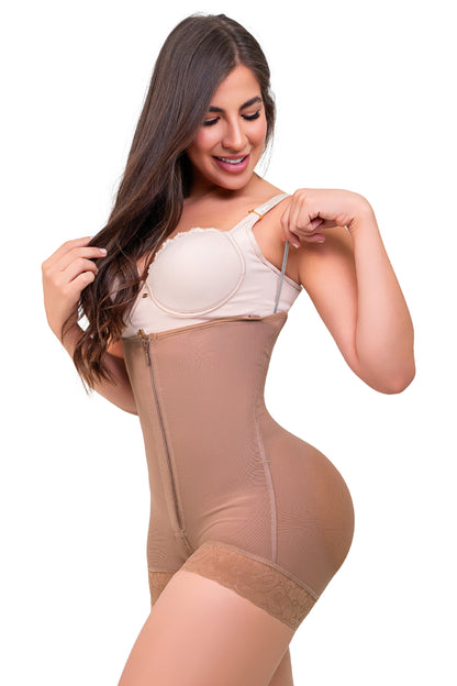 - Faja corta SMI7086 LA PROVOCATIVA con cierre frontal y realce natural
- Vista posterior de faja SMI7086 con encaje siliconado y soporte lateral
- Detalle del sistema de broches y panty Ultrainvisible incluido en SMI7086