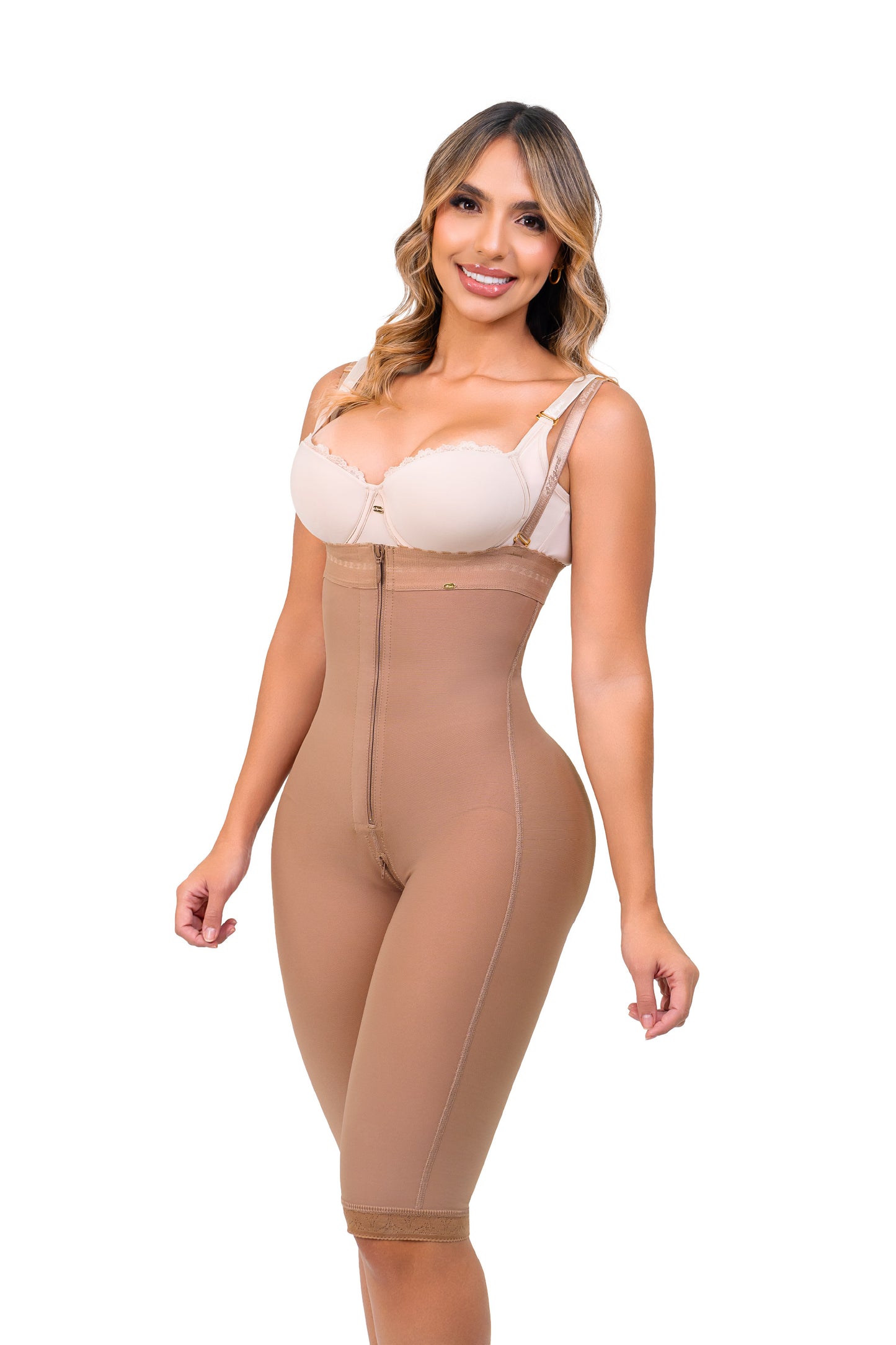 - Faja SMI7108 SECRETO hasta la rodilla sin tirantes con efecto lifting
- Detalle del cierre frontal y sistema perineal en la faja SECRETO
- Vista posterior sin costuras y panty invisible incluido