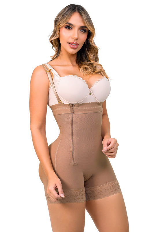 - Faja corta SMI7136 ENCANTO strapless con cierre lateral
- Vista lateral de compresión abdominal y diseño postparto
- Detalle de estructura invisible con tanga de regalo incluida