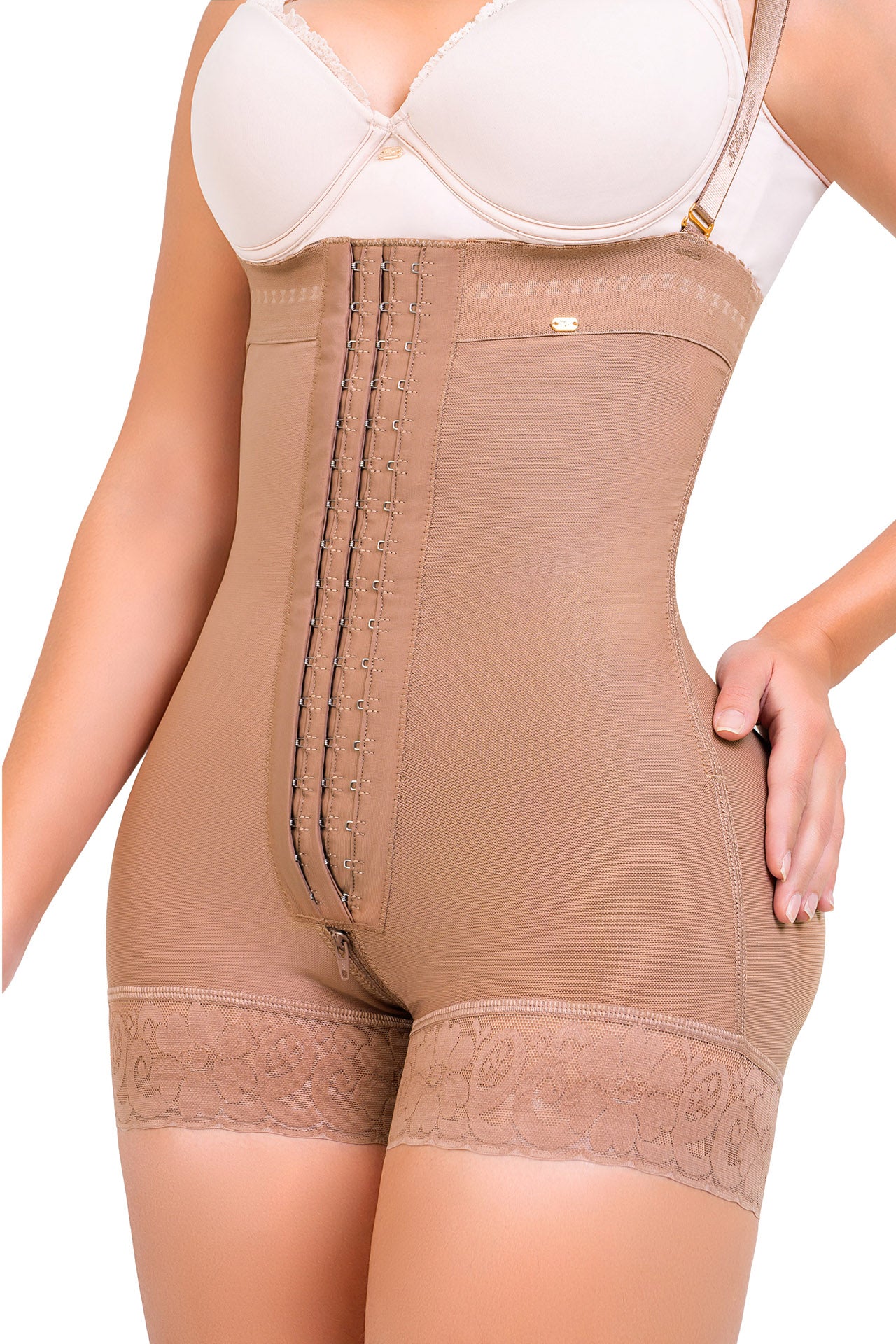 - Faja SMI7137 corta strapless con efecto lifting y 3 niveles de ajuste
- Detalle del soporte lateral y broches progresivos de la faja SMI7137
- Vista posterior con diseño Ultrainvisible y panty de regalo incluido