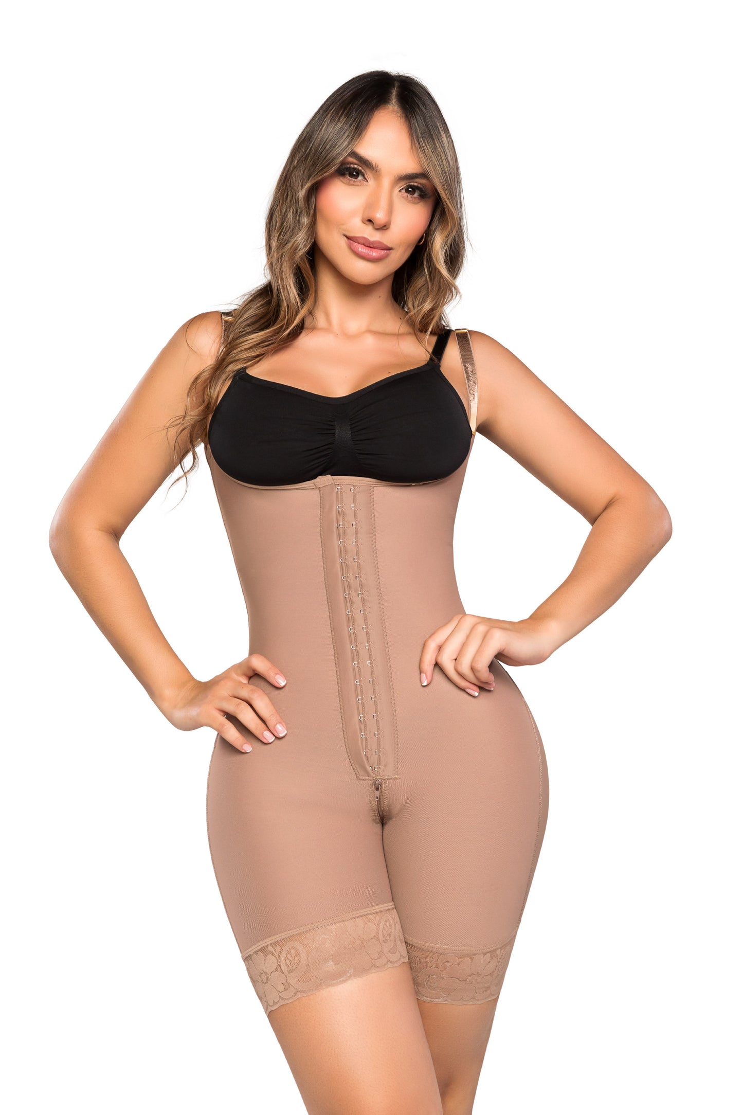 - Faja SMI7156 ICÓNICA media pierna con efecto lifting y soporte removible
- Detalle de tirantes graduables y triple abrochadura en la faja ICÓNICA
- Vista posterior de compresión progresiva y panty Ultrainvisible incluido