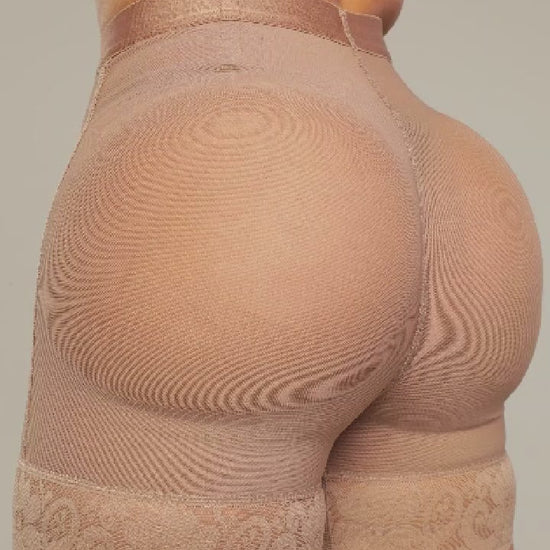 - Panty Ultrainvisible SMI4000 lifting extra natural
- Vista posterior panty con efecto redondeado
- Panty con encaje abdomen control flexible
